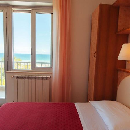 Hotel Perrozzi Vasto Room photo